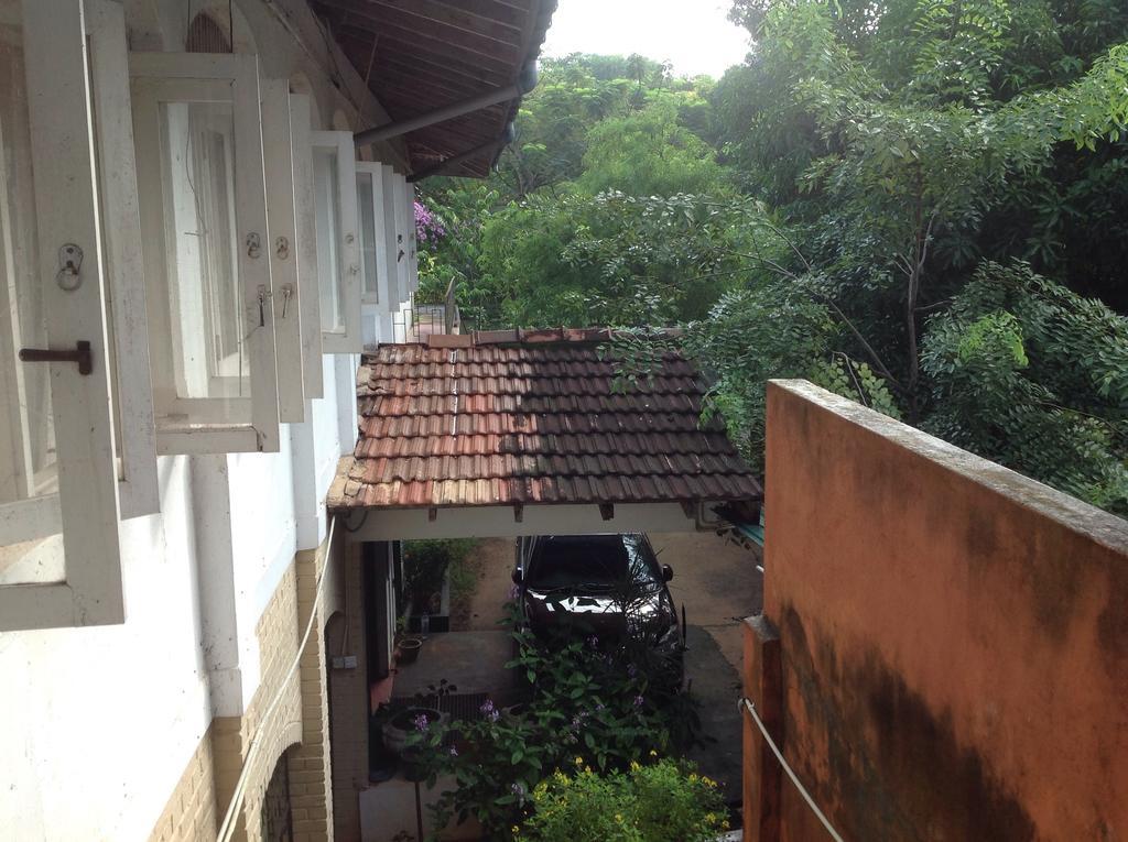 Lake Side Otel Anuradhapura Dış mekan fotoğraf